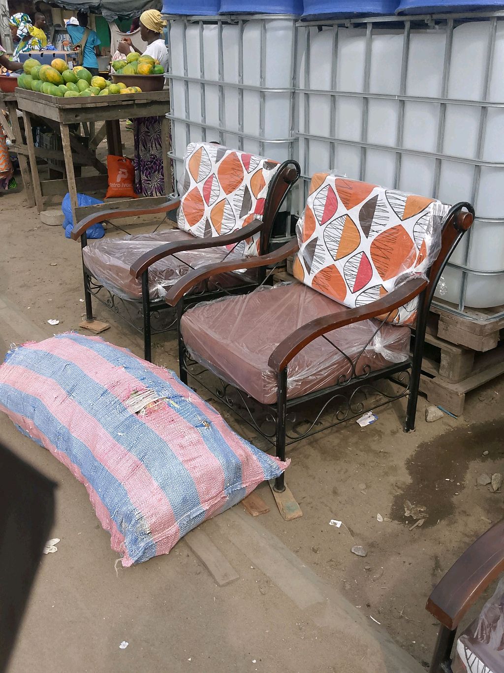 Fauteuils métalliques avec accoudoirs bois