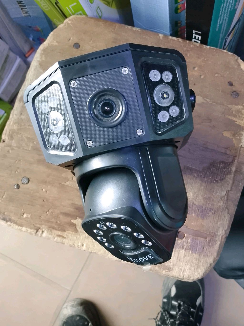 Caméra de surveillance multi-objectifs haute technologie posée sur un support en bois