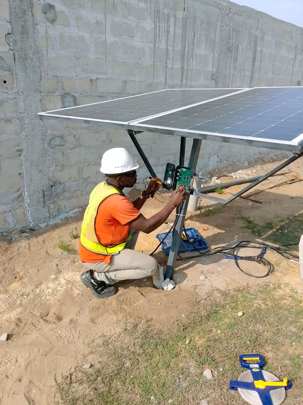 Technicien NIXA en intervention sous des panneaux solaires